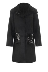 Schwarzer Mantel mit Schmucktaschen um € 549,– von AIRFIELD