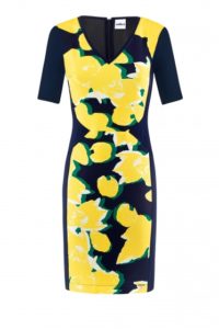 Die neue Herbst-Mode: Etui-Kleid mit artsy Zitrus-Print um € 299,–